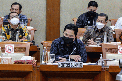 Menteri BUMN Erick Thohir memberikan paparannya saat mengikuti Rapat Kerja dengan Komisi VI DPR di Kompleks Parlemen, Senayan, Jakarta, Senin (4/7/2022).