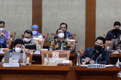 Menteri BUMN Erick Thohir memberikan paparannya saat mengikuti Rapat Kerja dengan Komisi VI DPR di Kompleks Parlemen, Senayan, Jakarta, Senin (4/7/2022).