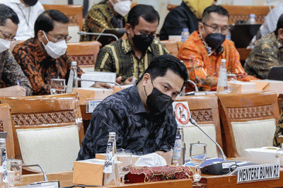 Menteri BUMN Erick Thohir memberikan paparannya saat mengikuti Rapat Kerja dengan Komisi VI DPR di Kompleks Parlemen, Senayan, Jakarta, Senin (4/7/2022).