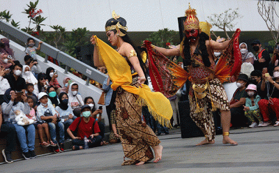 Seniman menampilkan tarian saat tampil menghibur pengunjung di Anjungan Sarinah, Jakarta, Minggu (3/7/2022).