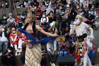 Seniman menampilkan tarian saat tampil menghibur pengunjung di Anjungan Sarinah, Jakarta, Minggu (3/7/2022).