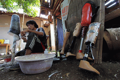 Perajin penyandang disabilitas membuat kaki palsu di kawasan Cileungsi, Kabupaten Bogor, Jawa Barat, Sabtu (2/7/2022).