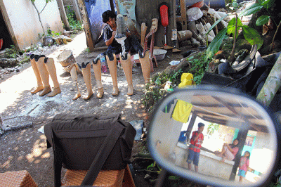 Perajin penyandang disabilitas membuat kaki palsu di kawasan Cileungsi, Kabupaten Bogor, Jawa Barat, Sabtu (2/7/2022).