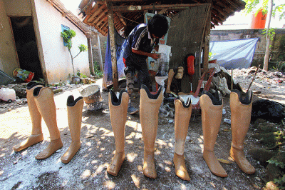 Perajin penyandang disabilitas membuat kaki palsu di kawasan Cileungsi, Kabupaten Bogor, Jawa Barat, Sabtu (2/7/2022).