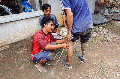 Perajin penyandang disabilitas membuat kaki palsu di kawasan Cileungsi, Kabupaten Bogor, Jawa Barat, Sabtu (2/7/2022).