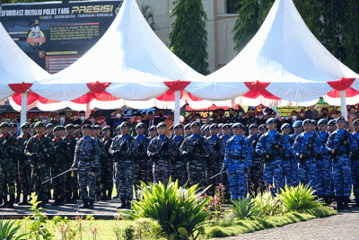 Personel Polri dan TNI mengikuti upacara HUT Bhayangkara ke 76 di lapangan Mapolda Sulsel, Makassar, Selasa (5/7/2022).