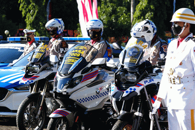 Personel Polri dan TNI mengikuti upacara HUT Bhayangkara ke 76 di lapangan Mapolda Sulsel, Makassar, Selasa (5/7/2022).