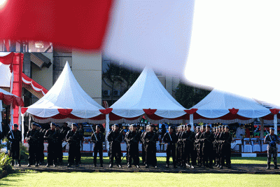 Personel Polri dan TNI mengikuti upacara HUT Bhayangkara ke 76 di lapangan Mapolda Sulsel, Makassar, Selasa (5/7/2022).