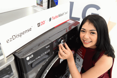 Model berpose disamping mesin cuci LG AI DD dengan ezDispenseTM di Jakarta, Selasa (5/7/2022).