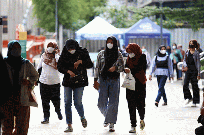 Pekerja saat pulang kerja di kawasan Jakarta Pusat, Selasa (5/7/2022).