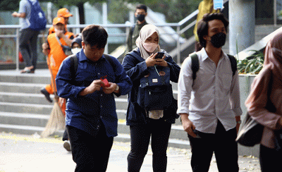Pekerja saat pulang kerja di kawasan Jakarta Pusat, Selasa (5/7/2022).