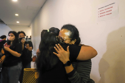 Aktris senior Rina Hasyim memeluk Rosmayasuti Nasution yang merupakan istri mendiang Bob Tutupoly di Rumah Duka RS Siloam Semanggi, Jakarta Selatan.