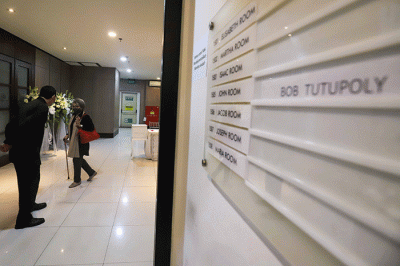 Aktris senior Rina Hasyim memeluk Rosmayasuti Nasution yang merupakan istri mendiang Bob Tutupoly di Rumah Duka RS Siloam Semanggi, Jakarta Selatan.