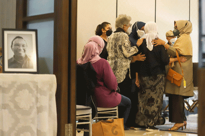 Aktris senior Rina Hasyim memeluk Rosmayasuti Nasution yang merupakan istri mendiang Bob Tutupoly di Rumah Duka RS Siloam Semanggi, Jakarta Selatan.