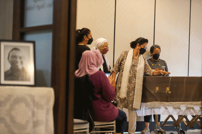 Aktris senior Rina Hasyim memeluk Rosmayasuti Nasution yang merupakan istri mendiang Bob Tutupoly di Rumah Duka RS Siloam Semanggi, Jakarta Selatan.