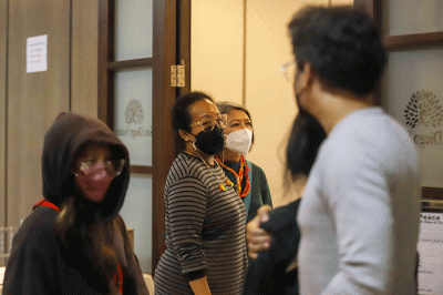 Aktris senior Rina Hasyim memeluk Rosmayasuti Nasution yang merupakan istri mendiang Bob Tutupoly di Rumah Duka RS Siloam Semanggi, Jakarta Selatan.
