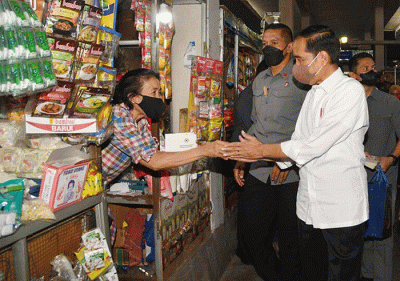 Presiden Joko Widodo dan Ibu Iriana Joko Widodo mengunjungi Pasar Peterongan, Kota Semarang, Jawa Tengah, Selasa (5/7/2022).