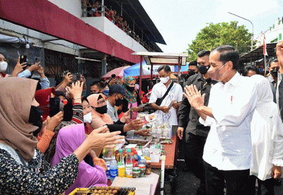Presiden Joko Widodo dan Ibu Iriana Joko Widodo mengunjungi Pasar Peterongan, Kota Semarang, Jawa Tengah, Selasa (5/7/2022).