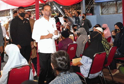 Presiden Joko Widodo dan Ibu Iriana Joko Widodo mengunjungi Pasar Peterongan, Kota Semarang, Jawa Tengah, Selasa (5/7/2022).