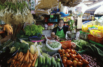Aktivitas pedagang di Pasar Ciracas, Jakarta Timur, Selasa (5/7/2022).