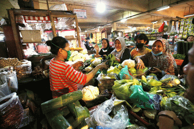 Aktivitas pedagang di Pasar Ciracas, Jakarta Timur, Selasa (5/7/2022).