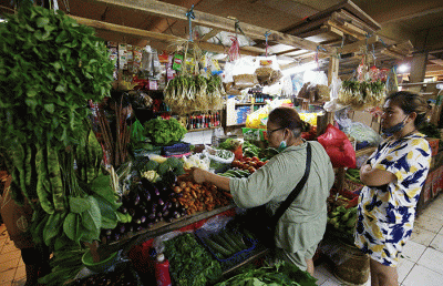 Aktivitas pedagang di Pasar Ciracas, Jakarta Timur, Selasa (5/7/2022).