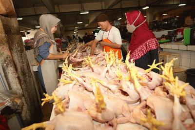 Aktivitas pedagang di Pasar Ciracas, Jakarta Timur, Selasa (5/7/2022).
