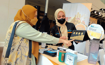 Direktur Retail Banking BSI Ngatari (kiri) dan Direktur Sales & Distribution BSI Anton Sukarna saat meresmikan Program Hujan Emas BSI 2022 di Pasar Mayestik.