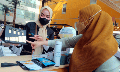 Direktur Retail Banking BSI Ngatari (kiri) dan Direktur Sales & Distribution BSI Anton Sukarna saat meresmikan Program Hujan Emas BSI 2022 di Pasar Mayestik.