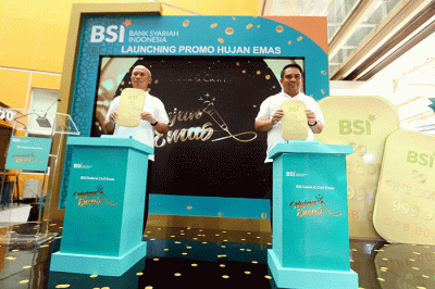 Direktur Retail Banking BSI Ngatari (kiri) dan Direktur Sales & Distribution BSI Anton Sukarna saat meresmikan Program Hujan Emas BSI 2022 di Pasar Mayestik.