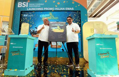 Direktur Retail Banking BSI Ngatari (kiri) dan Direktur Sales & Distribution BSI Anton Sukarna saat meresmikan Program Hujan Emas BSI 2022 di Pasar Mayestik.
