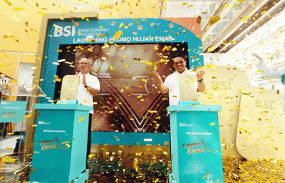 Direktur Retail Banking BSI Ngatari (kiri) dan Direktur Sales & Distribution BSI Anton Sukarna saat meresmikan Program Hujan Emas BSI 2022 di Pasar Mayestik.