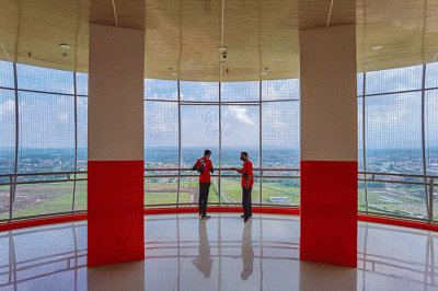 Petugas saat mengecek fasilitas Menara Pandang Teratai setinggi 117 meter yang merupakan iconic baru pariwisata Kota Purwokerto berlokasi di Kedungwuluh.
