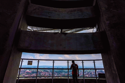 Petugas saat mengecek fasilitas Menara Pandang Teratai setinggi 117 meter yang merupakan iconic baru pariwisata Kota Purwokerto berlokasi di Kedungwuluh.