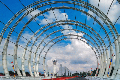 Petugas saat mengecek fasilitas Menara Pandang Teratai setinggi 117 meter yang merupakan iconic baru pariwisata Kota Purwokerto berlokasi di Kedungwuluh.