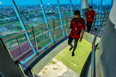 Petugas saat mengecek fasilitas Menara Pandang Teratai setinggi 117 meter yang merupakan iconic baru pariwisata Kota Purwokerto berlokasi di Kedungwuluh.
