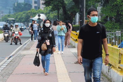Suasana mobilitas warga saat jam pulang kerja di kawasan Stasiun Sudirman, Jakarta Pusat, Rabu (6/7/2022).