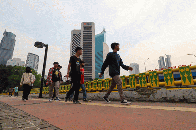 Suasana mobilitas warga saat jam pulang kerja di kawasan Stasiun Sudirman, Jakarta Pusat, Rabu (6/7/2022).