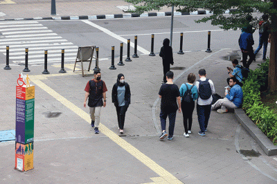 Suasana mobilitas warga saat jam pulang kerja di kawasan Stasiun Sudirman, Jakarta Pusat, Rabu (6/7/2022).