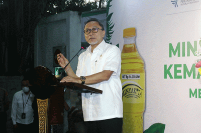 Menteri Perdagangan Zulkifli Hasan melayani warga yang membeli Minyak Goreng Rakyat Kemasan dengan harga Rp 14.000 yang dinamai Minyakita.