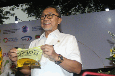 Menteri Perdagangan Zulkifli Hasan melayani warga yang membeli Minyak Goreng Rakyat Kemasan dengan harga Rp 14.000 yang dinamai Minyakita.