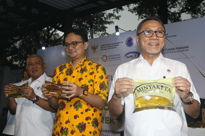Menteri Perdagangan Zulkifli Hasan melayani warga yang membeli Minyak Goreng Rakyat Kemasan dengan harga Rp 14.000 yang dinamai Minyakita.