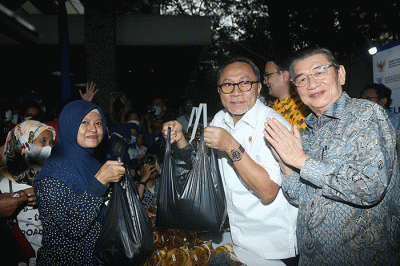 Menteri Perdagangan Zulkifli Hasan melayani warga yang membeli Minyak Goreng Rakyat Kemasan dengan harga Rp 14.000 yang dinamai Minyakita.