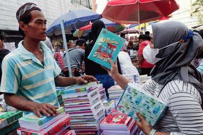 Warga sedang membeli alat tulis untuk persiapan masuk sekolah di Pasar Pagi Esemka, Taman Sari, Jakarta Barat, Selasa (5/7/2022).