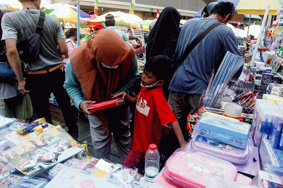 Warga sedang membeli alat tulis untuk persiapan masuk sekolah di Pasar Pagi Esemka, Taman Sari, Jakarta Barat, Selasa (5/7/2022).