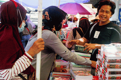 Warga sedang membeli alat tulis untuk persiapan masuk sekolah di Pasar Pagi Esemka, Taman Sari, Jakarta Barat, Selasa (5/7/2022).