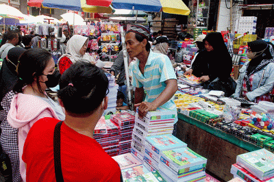 Warga sedang membeli alat tulis untuk persiapan masuk sekolah di Pasar Pagi Esemka, Taman Sari, Jakarta Barat, Selasa (5/7/2022).