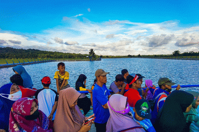 Warga menyaksikan peresmian Embung Sumingkir yang merupakan sumber irigasi lahan pertanian yang memiliki pola tanam padi-padi-palawija di Kabupaten Cilacap.