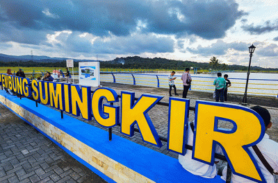 Warga menyaksikan peresmian Embung Sumingkir yang merupakan sumber irigasi lahan pertanian yang memiliki pola tanam padi-padi-palawija di Kabupaten Cilacap.