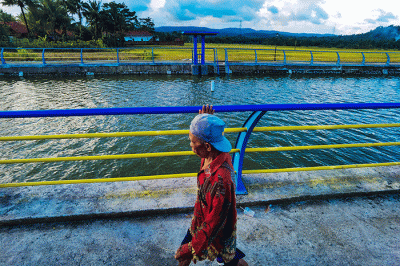 Warga menyaksikan peresmian Embung Sumingkir yang merupakan sumber irigasi lahan pertanian yang memiliki pola tanam padi-padi-palawija di Kabupaten Cilacap.